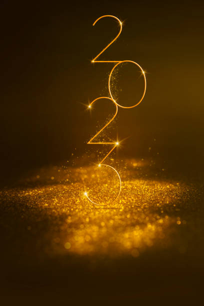 tło szczęśliwego nowego roku 2023, abstrakcyjny złoty materiał i błyszczące światła. luksusowe tło. - reindeer christmas decoration gold photography zdjęcia i obrazy z banku zdjęć