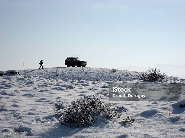 Auto In Montagna Inverno - Fotografie stock e altre immagini di Adulto - Adulto, Albero, Almaty