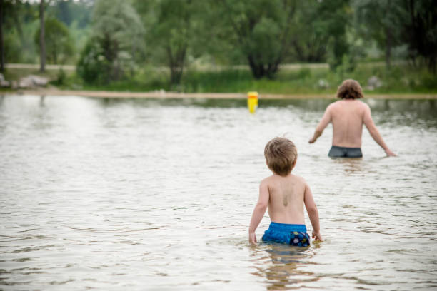 seguire papà - wading child water sport clothing foto e immagini stock