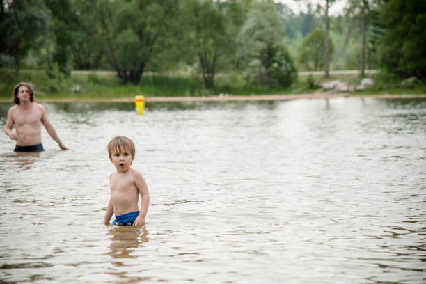 seguire papà - wading child water sport clothing foto e immagini stock