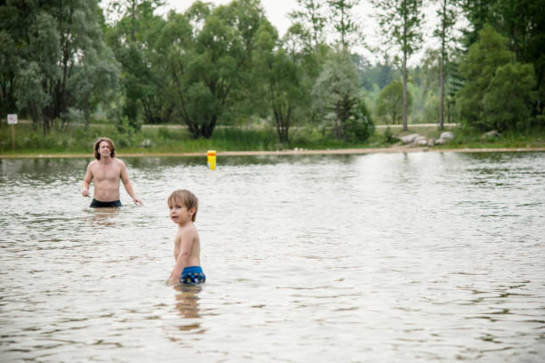 seguire papà - wading child water sport clothing foto e immagini stock