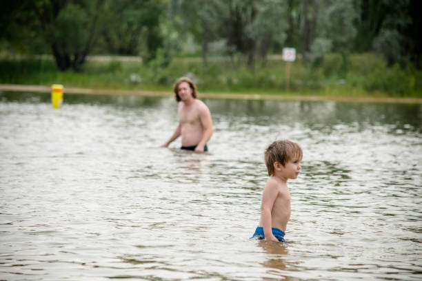 seguire papà - wading child water sport clothing foto e immagini stock