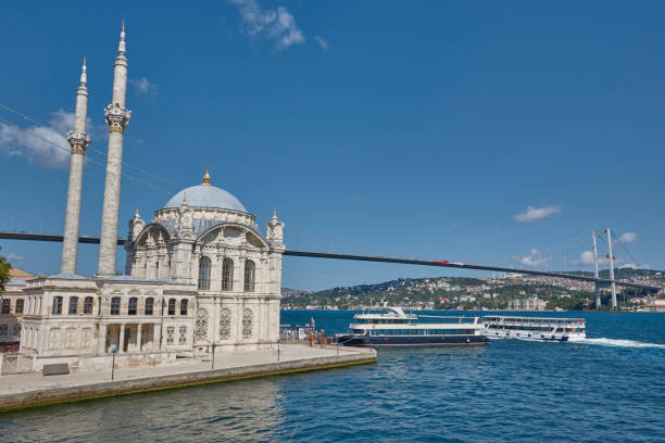 pittoresco buyuk mecidiye cami nello stretto del bosforo. istanbul, turchia - moschea ortakoy foto e immagini stock