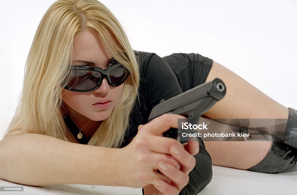 Forte di donna con fucile nero - Foto stock royalty-free di Adulto