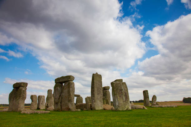 stonehenge in estate con cielo nuvoloso - stonehenge ancient civilization religion archaeology foto e immagini stock