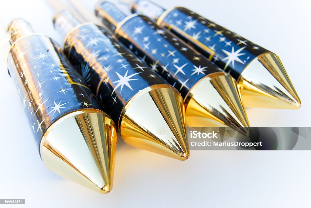 Quattro diagonal nuovo Fuochi d'artificio, razzi con top dorato - Foto stock royalty-free di A forma di stella