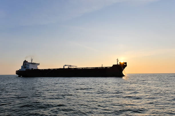 pétrolier de pétrole brut dans la mer au coucher du soleil. - navire citerne photos et images de collection