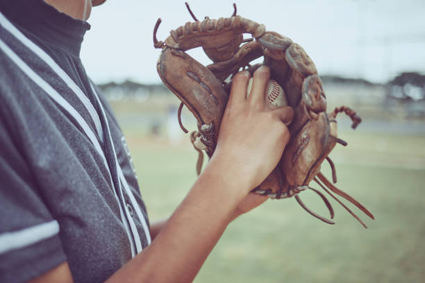 giocatore di baseball, mani o palla in guanto sul campo in erba per fitness, allenamento e allenamento in gioco, partita e competizione. zoom, guanto da baseball e atleta sportivo in esercizio energetico per lanciatore di softball - baseball practicing pitcher softball foto e immagini stock