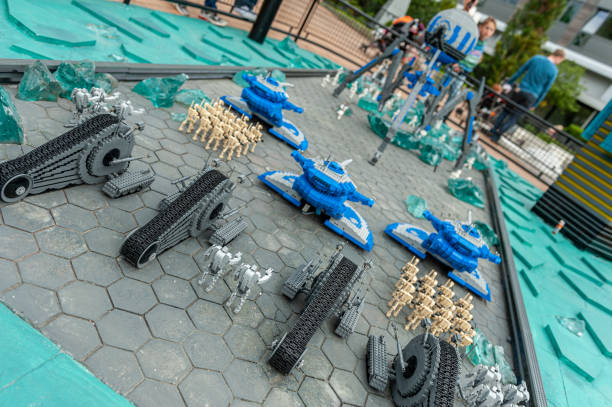 truppe von lego star wars kämpfen gegen droiden und aat-panzer im legoland billund. - lego construction toy isolated on white isoalted stock-fotos und bilder