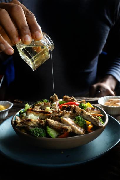 hühnersalat mit gemüse - serving food restaurant chicken stock-fotos und bilder
