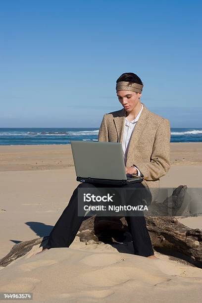 Lavorando In Spiaggia - Fotografie stock e altre immagini di Abbigliamento - Abbigliamento, Adulto, Affari