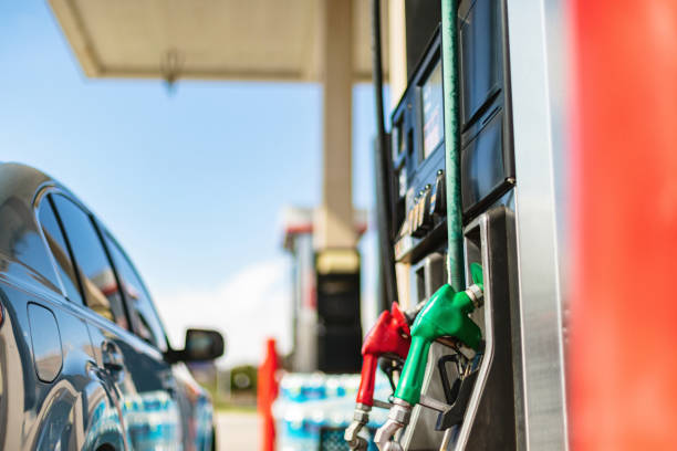 precio de visualización del tanque de gas de llenado en la serie de fotos the pump - gasoline fossil fuel dollar sign fuel and power generation fotografías e imágenes de stock