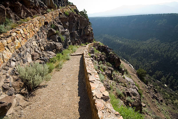 hiking trasie rio grande river gorge, w pobliżu taos w amerykańskim stanie nowy meksyk - rio grande new mexico river valley zdjęcia i obrazy z banku zdjęć