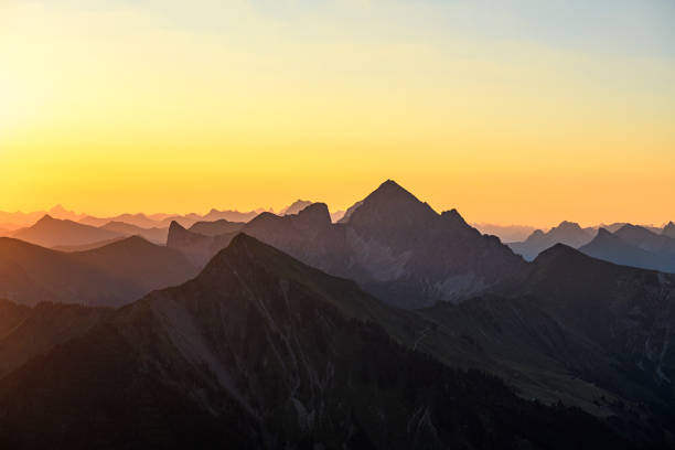 bella alba in montagna - vorarlberg foto e immagini stock