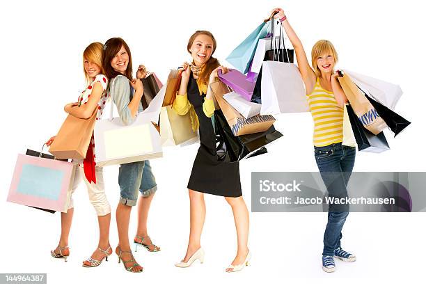 Quatro Mulheres Jovens Compras Sacos De Transporte - Fotografias de stock e mais imagens de Amizade - Amizade, Comércio - Consumismo, Comprar