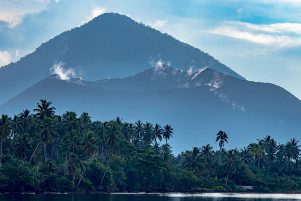 nuvens acima do vulcão em papua nova guiné - anel de fogo do pacifico - fotografias e filmes do acervo