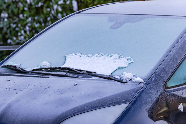 замерзшее окно автомобиля утром зимой - window frozen car cold стоковые фото и изображения
