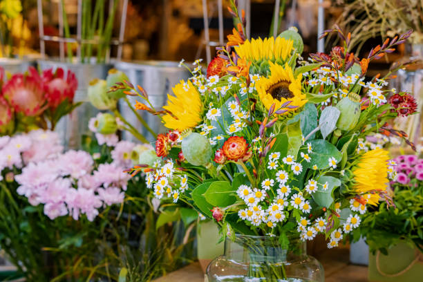 un mazzo di bellissimi fiori primaverili in vendita nel negozio di fiori per le vacanze. - flower arrangement flower bouquet arrangement foto e immagini stock