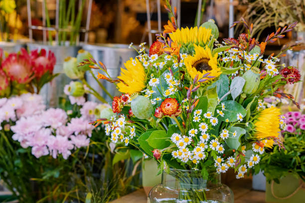 休日に花屋で販売されている美しい春の花束。 - flower arrangement flower bouquet arrangement ストックフォトと画像