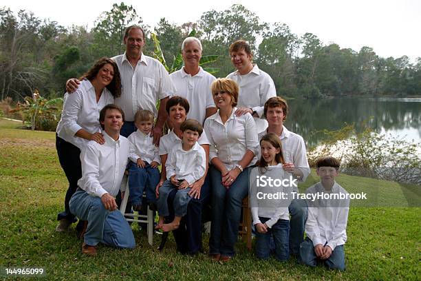 Große Familien Stockfoto und mehr Bilder von Groß - Groß, Familie mit mehreren Generationen, Familientreffen