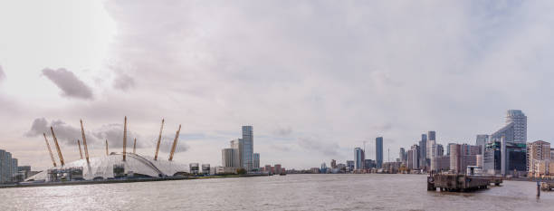 blick von der themse über die millennium dome - millennium dome dome stadium nautical vessel stock-fotos und bilder