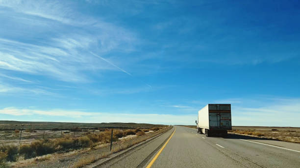 punto de vista del conductor de la interestatal 70 en el suroeste de ee. uu. viaje por la tarde por carretera serie de fotos de conducción por carretera de utah - truck space desert utah fotografías e imágenes de stock