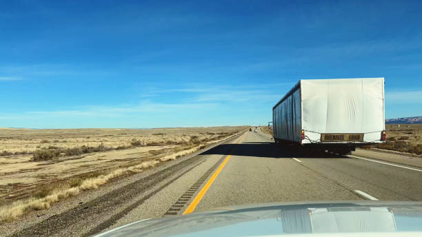 interstate 70 fahrer pov im südwesten der usa nachmittag highway reise utah highway fahren fotoserie - truck space desert utah stock-fotos und bilder