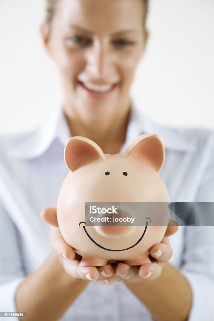 Donna e piggybank - Foto stock royalty-free di Adulto