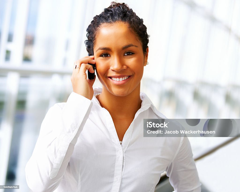 Close-up de uma mulher de negócios falando no telefone celular - Foto de stock de Adulto royalty-free