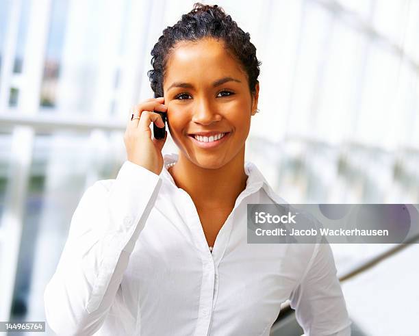 Foto de Closeup De Uma Mulher De Negócios Falando No Telefone Celular e mais fotos de stock de Adulto