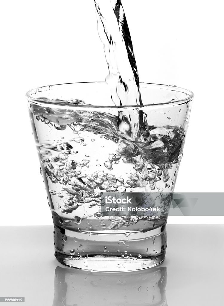 Verter en vaso de agua - Foto de stock de A la moda libre de derechos