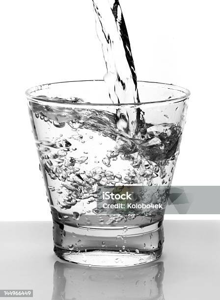 Verter En Vaso De Agua Foto de stock y más banco de imágenes de A la moda - A la moda, Acorralado, Agua