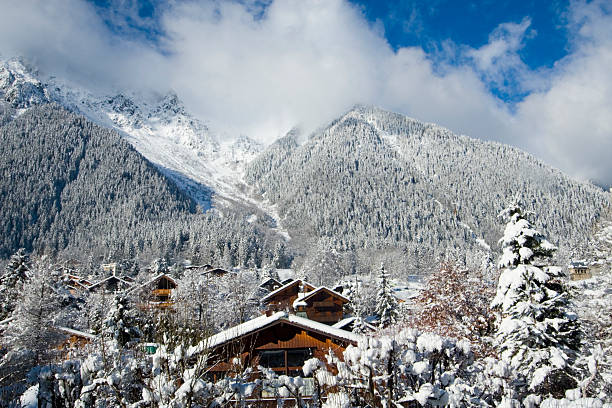 widok brevent powierzchnia narty chamonix-mont-blanc - winter chalet snow residential structure zdjęcia i obrazy z banku zdjęć