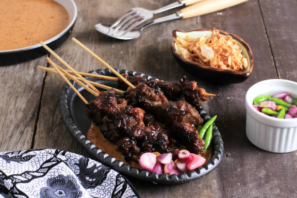 sate maranggi, traditionelles indonesisches rind- oder lammfleisch nach satay-art - bamboo brown cooking gourmet stock-fotos und bilder