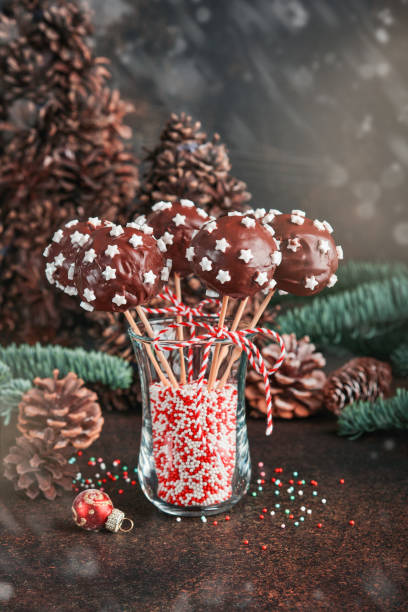 épousez des gâteaux sucrés de noël. gâteau au brownie rond dessert de noël avec des étoiles garnies sur fond vert foncé. concept de dessert de nourriture de noël et scène large écran de vacances bordure. vue de dessus - milky way candy bar photos et images de collection