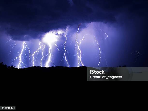 Relâmpago Azul - Fotografias de stock e mais imagens de Ao Ar Livre - Ao Ar Livre, Azul, Chuva