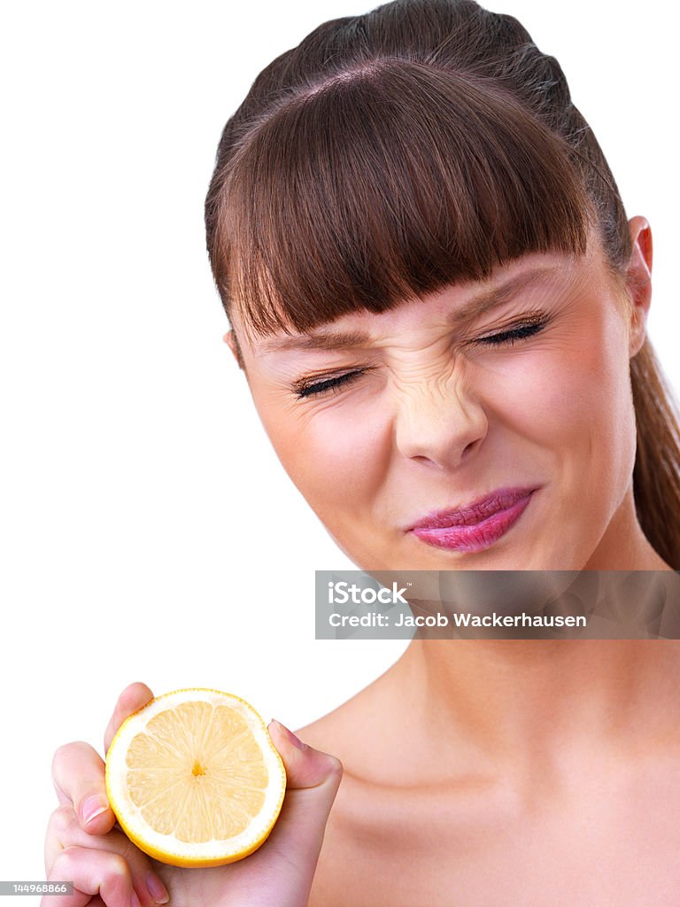 Close-up de Jovem mulher segurando meia corte agridoce de limão - Foto de stock de Face Humana royalty-free