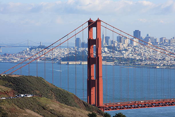 골든 게이트 브릿지 및 샌프란시스코 - san francisco county suspension bridge cityscape marin tower 뉴스 사진 이미지