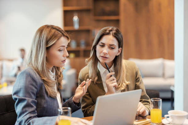 colaboración de negocios - proceso empresarial fotos fotografías e imágenes de stock