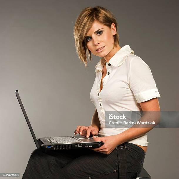 Foto de Com Laptop Com Brandy e mais fotos de stock de Adulto - Adulto, Beleza, Beleza natural - Natureza