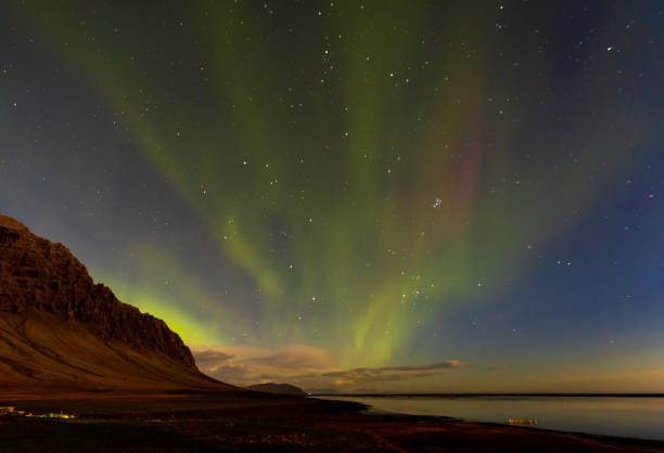 아이슬란드 동부 해안의 다채로운 오로라 보리 얼리 스 (북극광). - aurora borealis iceland astronomy tranquil scene 뉴스 사진 이미지