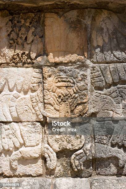 Foto de Antigos Maias Esculturas De Figuras Vertical e mais fotos de stock de Maya - Maya, Número, América Latina