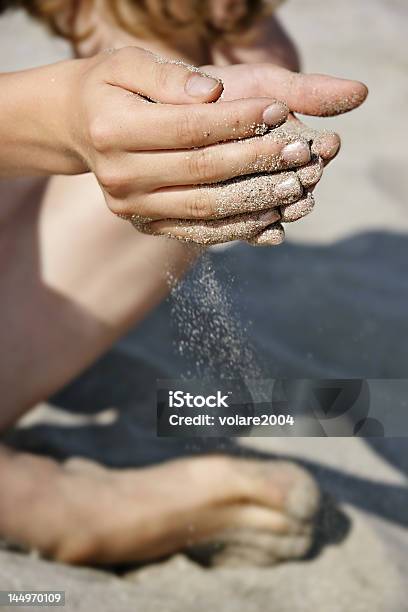 Areia Cair Para Baixo Através Da Menina Dedos - Fotografias de stock e mais imagens de Unha - Unha, Adulto, Ampulheta