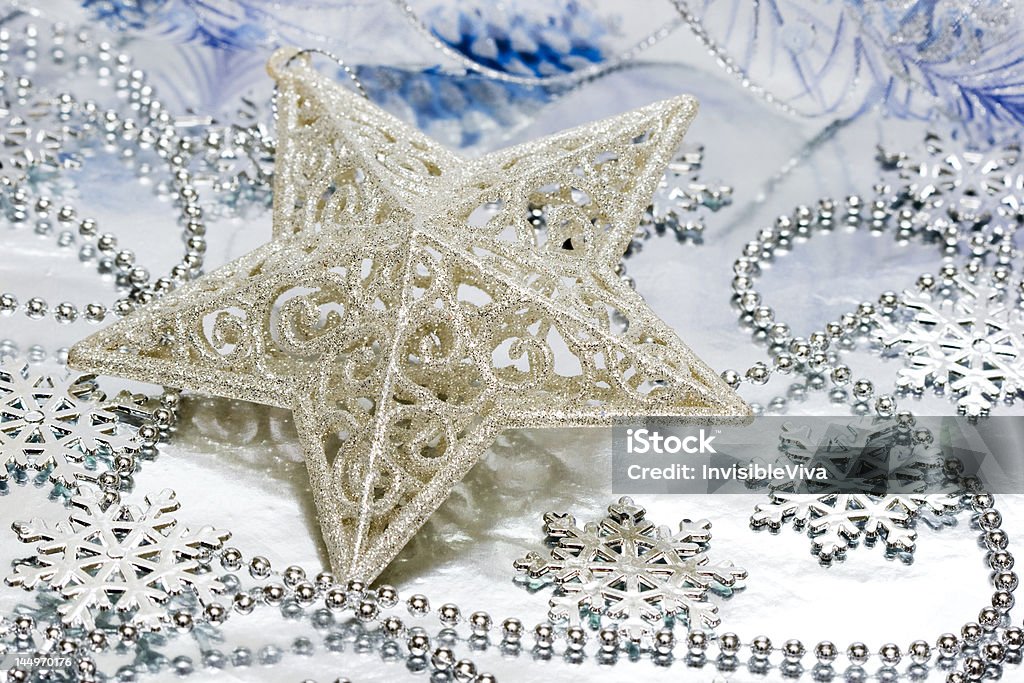 Star decoración en plata de fondo - Foto de stock de Adorno de navidad libre de derechos