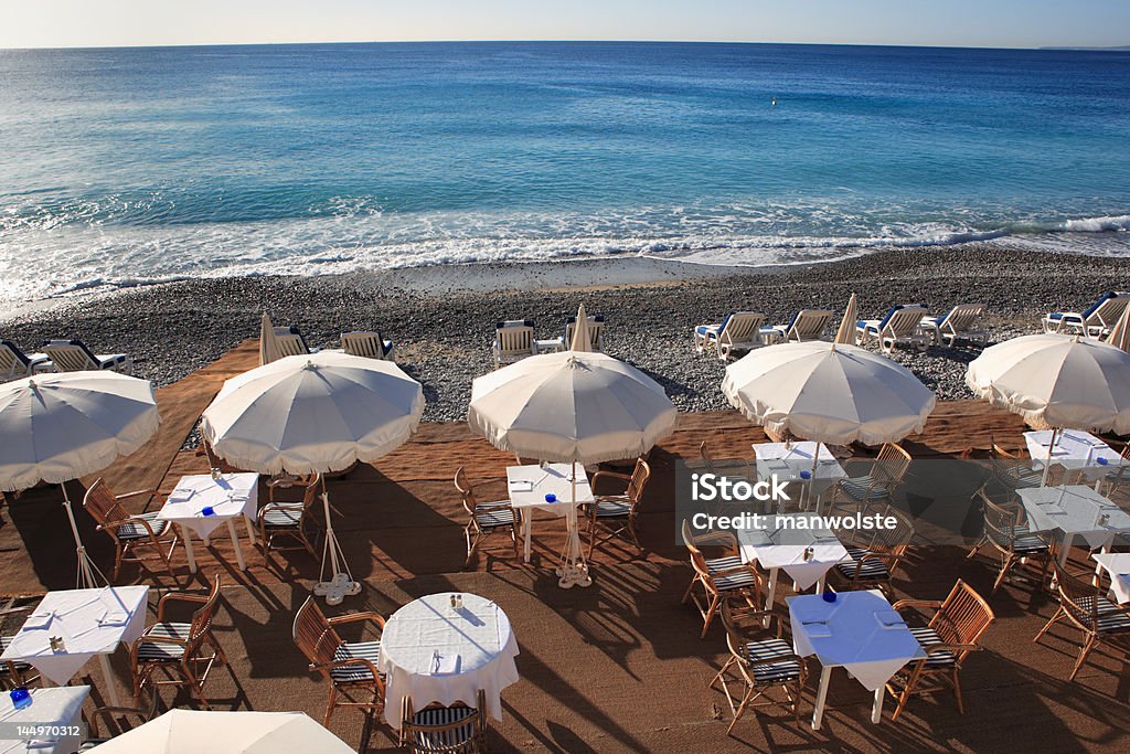 Restaurante junto a la playa, con sombrillas en - Foto de stock de Costa Azul libre de derechos