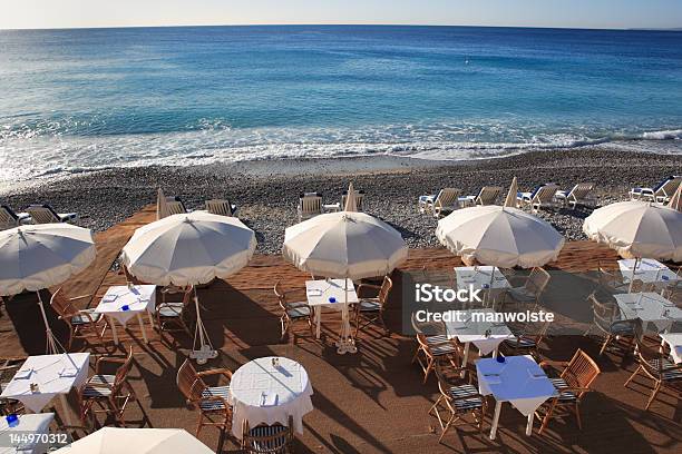 Restaurante Junto A La Playa Con Sombrillas En Foto de stock y más banco de imágenes de Costa Azul - Costa Azul, Restaurante, Aire libre