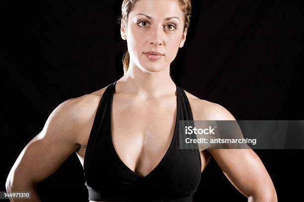 Bodybuilder Femmina - Fotografie stock e altre immagini di Abbronzatura - Abbronzatura, Addome, Addome umano