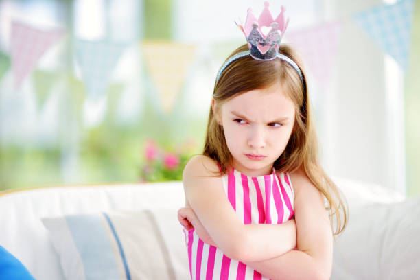 bambina lunatica che indossa la tiara della principessa che si sente arrabbiata e insoddisfatta - impatient children only child anger foto e immagini stock