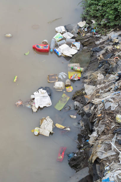 plastikowe butelki, puszki, opakowania i inne odpady rzeczne - garbage dump vertical outdoors nobody zdjęcia i obrazy z banku zdjęć