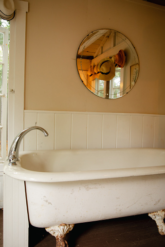 A beautifully decorated vintage bathroom